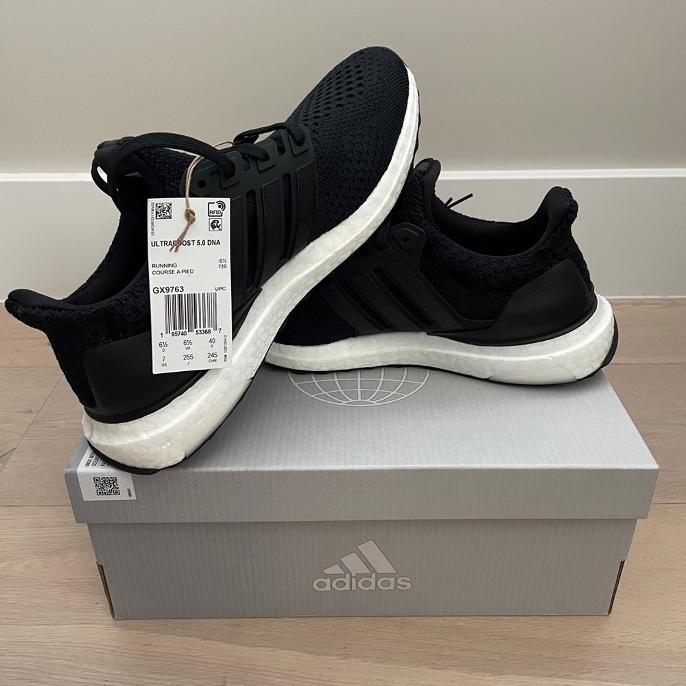 NEW Adidas Ultraboost 5.0 DNA J - Size 7 Youth / Women’s 8 / Mens 7